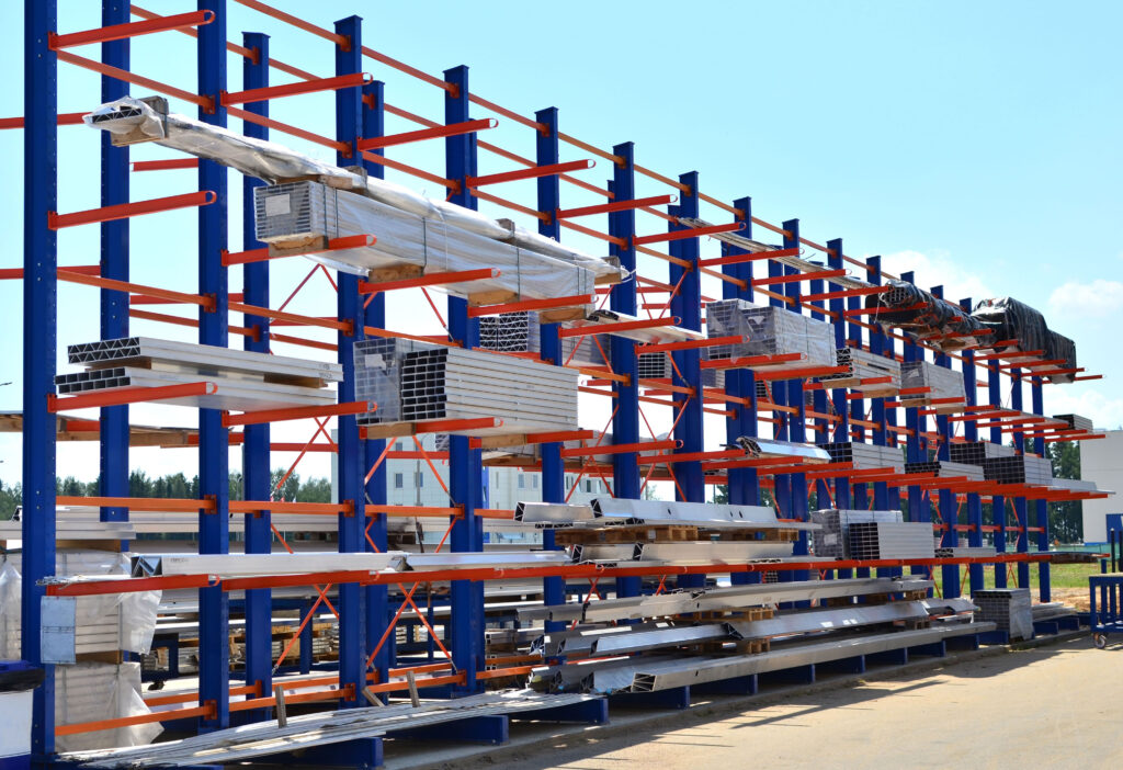 Warehouse,Cantilever,Racking,Systems,For,Storage,Aluminum,Pipe,Or,Profiles.